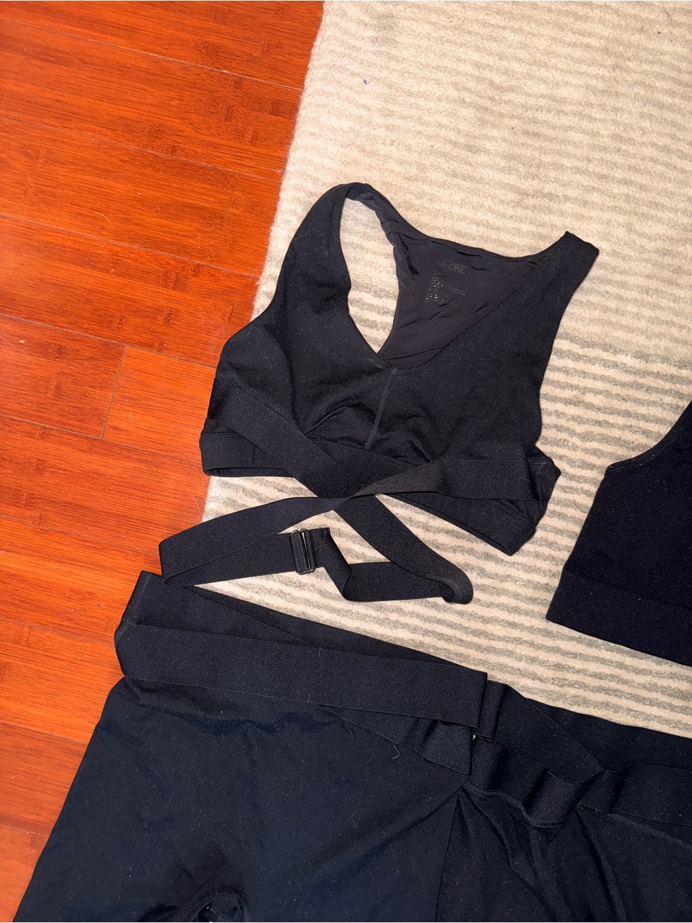 4-Piece Black Activewear Lot Le Ore Bandier Garage Sports Bras & Leggings M/L - Picture 3 of 7